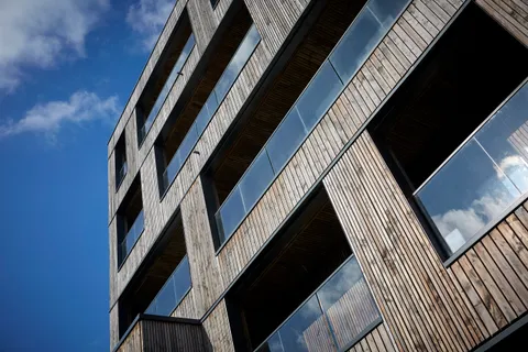 Bâtiment d'architecte recouvert de bardage en bois naturel